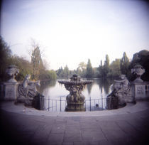 Reflecting pool in a park, Hyde Park, City Of Westminster, London, England von Panoramic Images