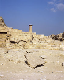 Ruins of a column, Giza Necropolis, Giza Plateau, Giza, Egypt von Panoramic Images