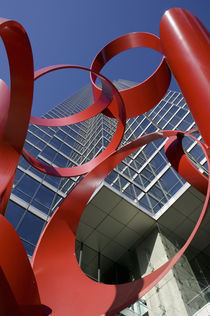 Low angle view of a sculpture in front of a building von Panoramic Images
