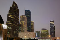 Low angle view of buildings lit up at night von Panoramic Images