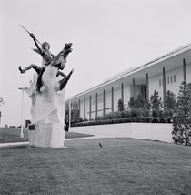 Statue in front of a building von Panoramic Images