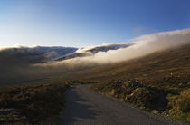 Low Cloud Hugging the Comeragh Mountain Peaks von Panoramic Images
