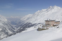 Hotel on a snowcovered landscape, Riffelberg Hotel, Zermatt, Switzerland von Panoramic Images