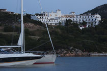 Yachts with a hotel in the background von Panoramic Images