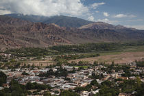 High angle view of a town with a mountain range von Panoramic Images