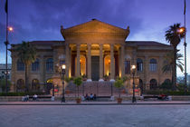 Opera house lit up at dusk, Teatro Massimo, Palermo, Sicily, Italy von Panoramic Images