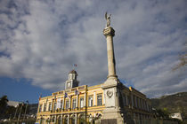 Low angle view of a monument in front of a government building von Panoramic Images