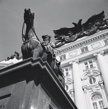 Low angle view of a statue in front of a building, Vienna, Austria von Panoramic Images