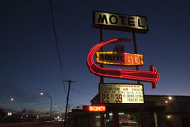 Low angle view of a motel sign, Route 66, Kingman, Mohave County, Arizona, USA von Panoramic Images