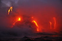 Steam rising off lava flowing into ocean, Kilauea Volcano, Hawaii Islands, United States von Sami Sarkis Photography