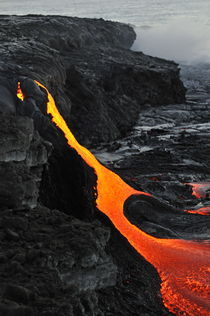 River of molten lava flowing to the sea, Kilauea Volcano, Hawaii Islands, United States von Sami Sarkis Photography