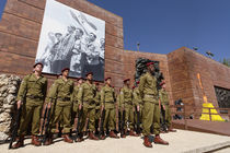 Jerusalem, Holocaust Memorial Day at Yad Vashem von Hanan Isachar