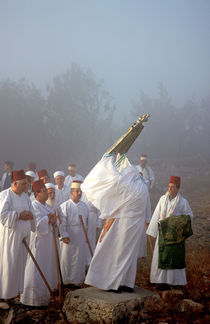 Samaritan pilgrimage to Mount Gerizim, raising the Torah scrolls