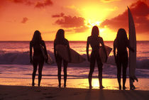 Surf girls sunset von Sean Davey