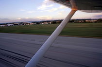 Wing of a private plane landing at the airport von Sami Sarkis Photography