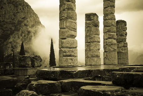 Greece-delphi-ruins