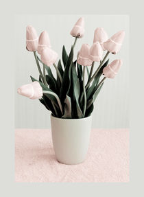 vase with tulips von Margo Khalys