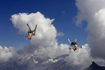 Two skiers backflipping von Ross Woodhall