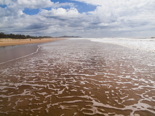 Beach-landscape-with-receding-wave