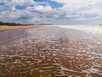 Beach landscape with foam pattern on receding wave von Yolande  van Niekerk