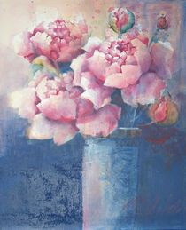 Rosa Pfingstrosen in blauer Vase by Stefanie Ihlefeldt