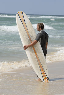 surfer mit Surfboard von Silke Heyer Photographie