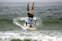 Kopfstehen auf dem Surfboard - surfen von Silke Heyer Photographie