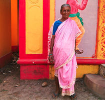 Frau vor Tempel von Premdharma S. Gartlgruber