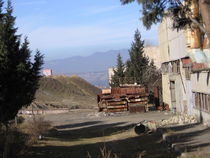 Georgische Landschaft mit verfallender Fabrik by Raymond Zoller