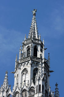 Turmspitze mit Münchner Kindl am Münchner Rathaus  by lizcollet