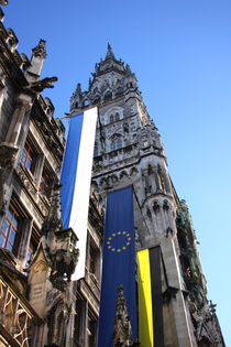 Münchner Rathaus mit Beflaggung - Europa integrieren by lizcollet