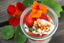Mandelcreme Bavaroise mit Erdbeeren und Krokant von lizcollet