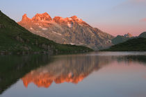 Sonnenaufgang an einem Bergsee von Johannes Netzer