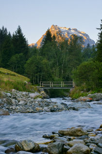 Flusslandschaft in den Bergen by Johannes Netzer