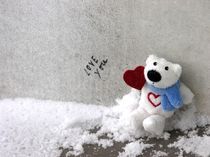 Teddy an der Mauer by Angela Parszyk
