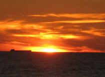 Sonnenuntergang, Kuhr Nehrung, Schiff am Horizont von Nils Grund