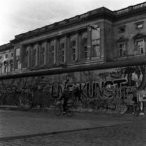 Hinterm Reichstag im Oktober 1989 by Bettina Piwon