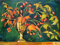 Hagebutten in goldener Vase by Diethard Wahl