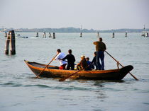 boatpeople in der lagune by Regina Bliem