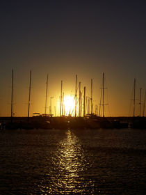 Bootshafen bei Sonnenuntergang by Erika Buresch