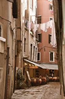 Restaurant in einer Gasse von Venedig (Sepia) by Doris Krüger
