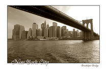New York City Brooklyn Bridge mit Schriftzug by Doris Krüger