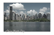 New York City Skyline mit Schriftzug by Doris Krüger