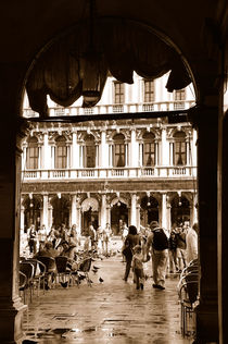 Blick auf den Markusplatz in Venedig (Sepia) by Doris Krüger