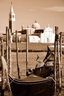Gondel und San Giorgio Maggiore in Venedig (Sepia) by Doris Krüger