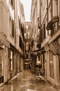 Gasse in Venedig (Sepia) by Doris Krüger