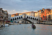 Die Rialto-Brücke bei Sonnenuntergang in Venedig von Doris Krüger