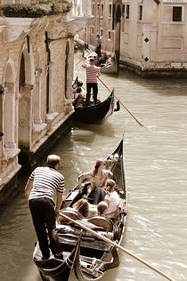 Gondeln auf einem Kanal in Venedig (Sepia) von Doris Krüger