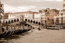Die Rialto-Brücke in Venedig (Sepia) by Doris Krüger