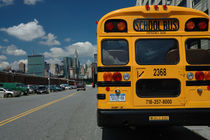 New York City - gelber Schulbus vor Skyline by Doris Krüger